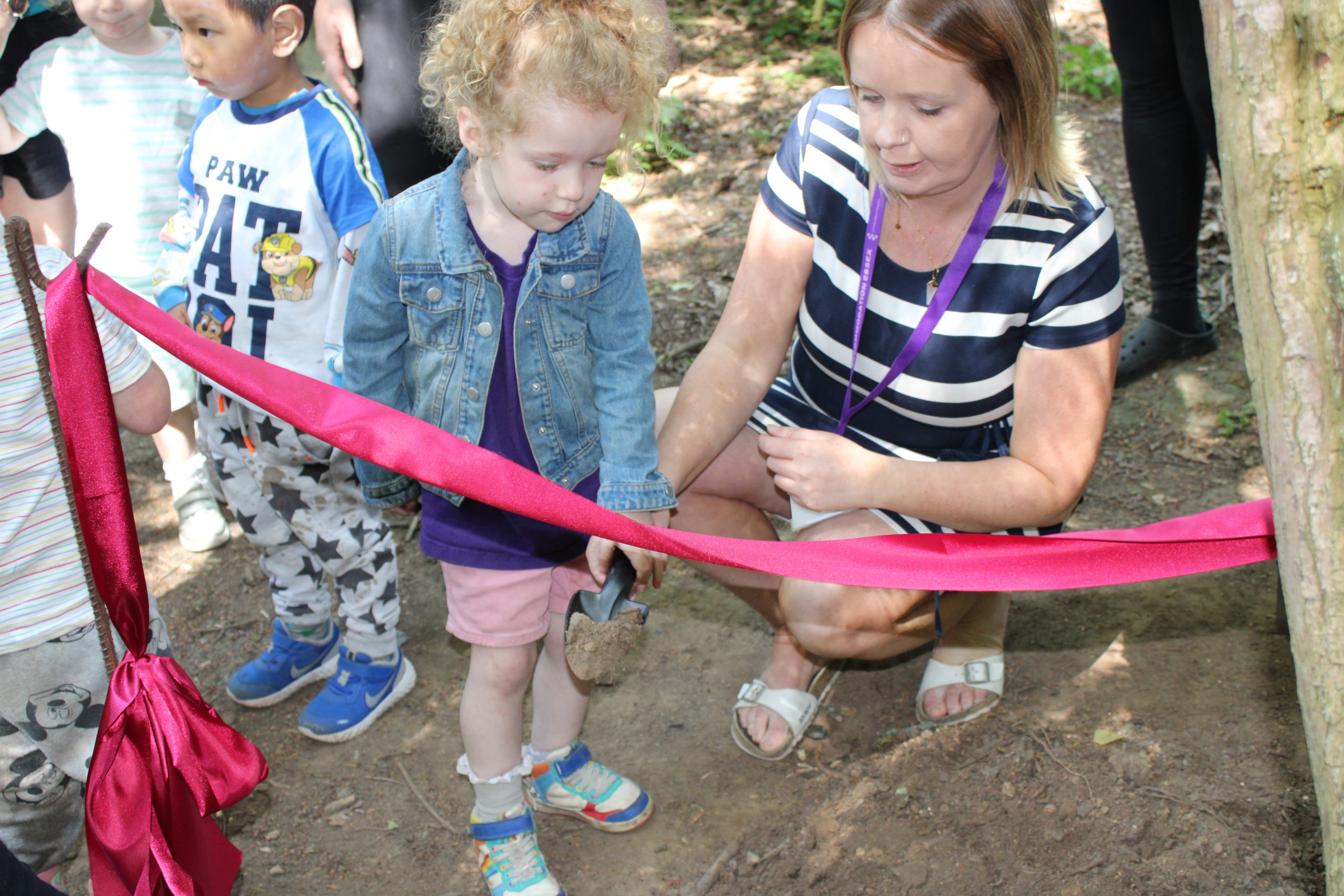 Children start to bury the capsule